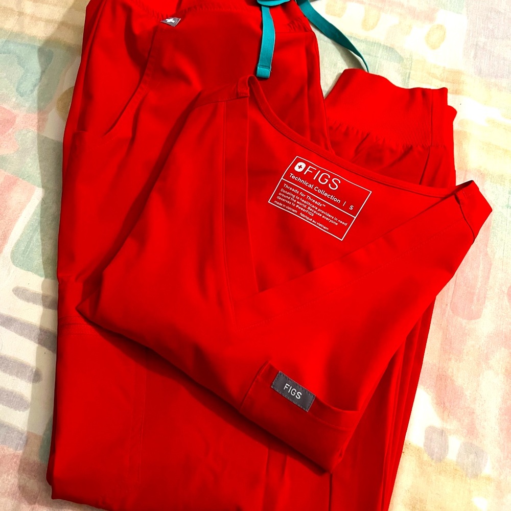 Figs awesome red fionlite set small Catarina and small petite joggers